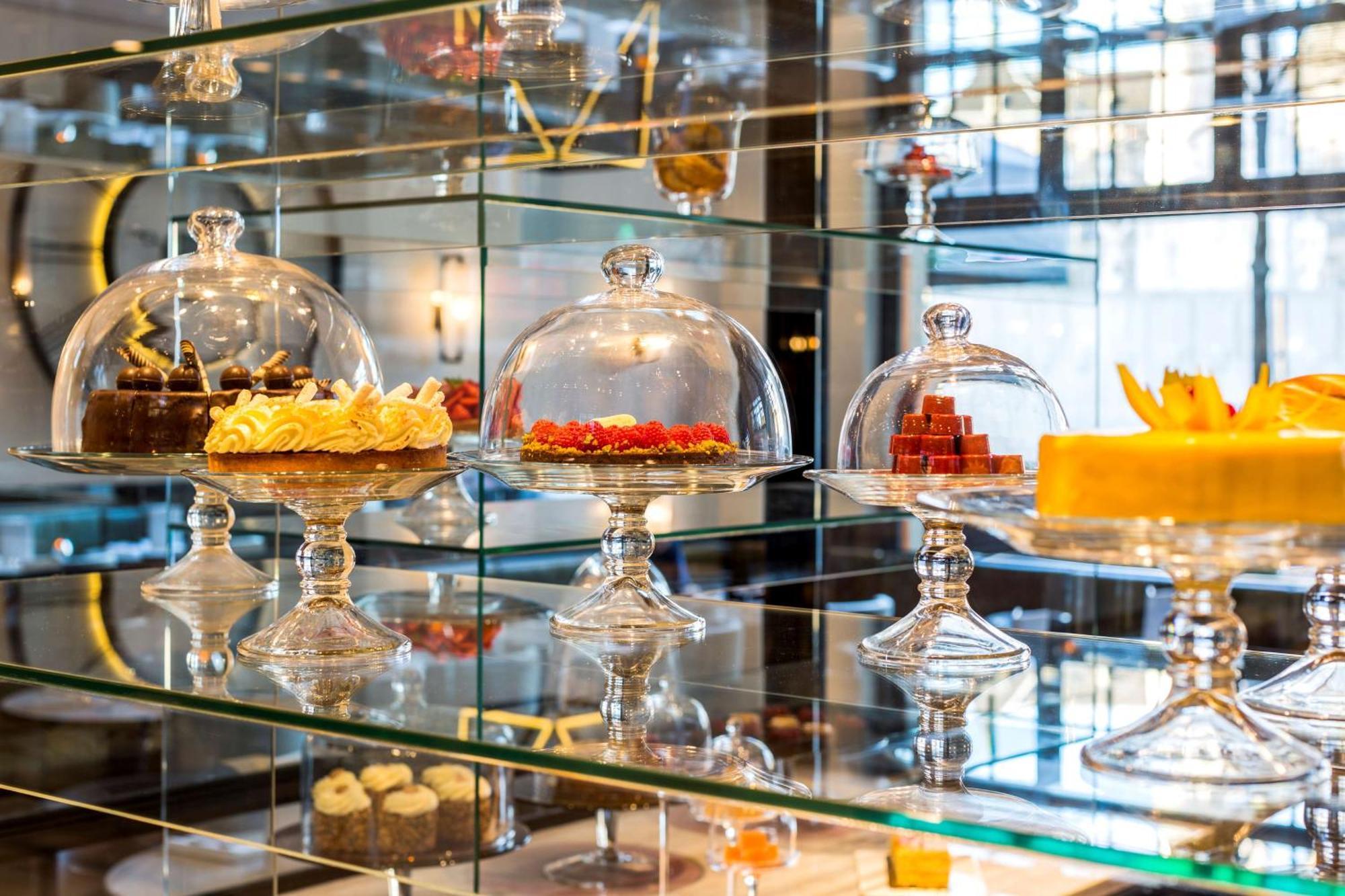 Anantara Grand Hotel Krasnapolsky Amsterdam Buitenkant foto A display case with desserts