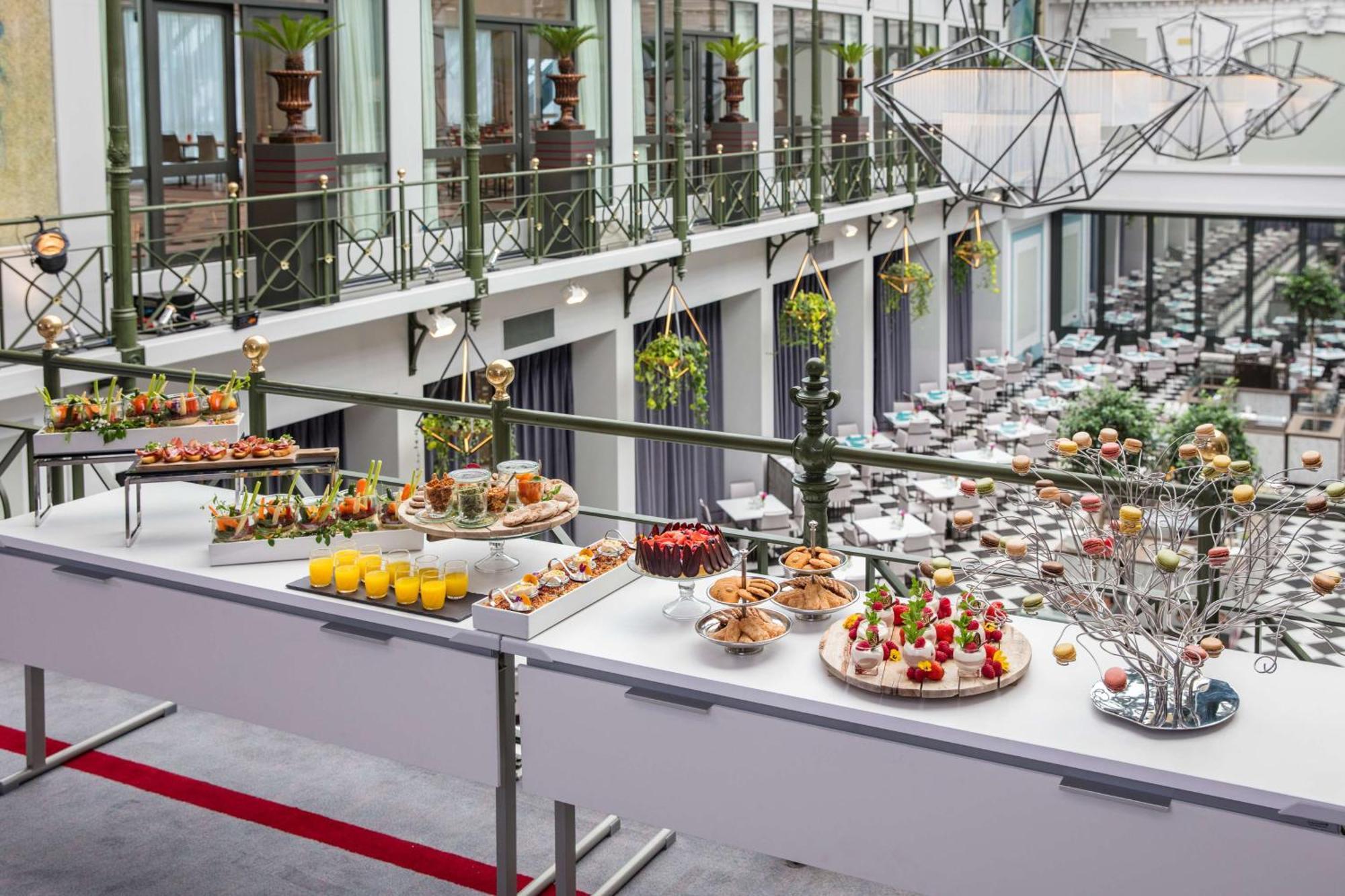 Anantara Grand Hotel Krasnapolsky Amsterdam Buitenkant foto A buffet at a hotel